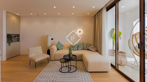 Combinando el encanto español atemporal con un elegante diseño moderno, esta casa ofrece impresionantes vistas despejadas desde Marbella hasta Gibraltar. Su terreno en zona verde protegida garantiza que nunca se construirá sobre ella. Adéntrese en un...
