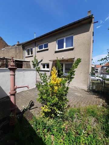 À découvrir sans tarder : maison semi-mitoyenne de 130 m² avec jardin, garage et dépendances – fort potentiel !