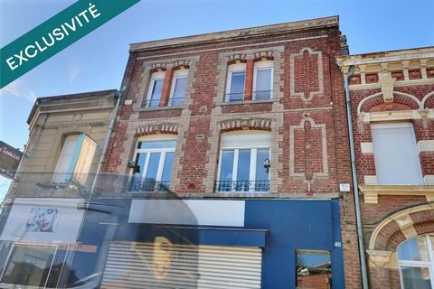 Centre ville, propriété avec 2 immeubles, dont une partie commerce possible, cour, garage! Beau potentiel pour tout projet !