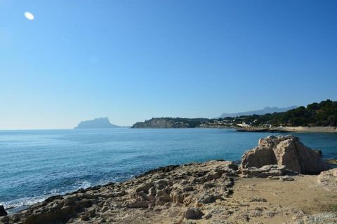 Diese ruhige Villa mit 3 Schlafzimmern in Moraira bietet einen herrlichen Blick auf das Meer und ist ideal für eine Gruppe von 6 Personen oder Familien mit Kindern. Der private Pool lädt zu einem erfrischenden Bad ein. Entdecken Sie das beeindruckend...