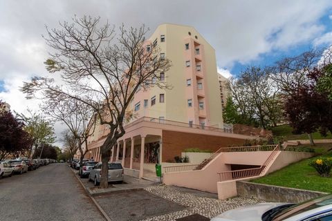 We present this magnificent 3 bedroom apartment in Serra da Amoreira Ideal for those looking for comfort, functionality and a quiet area Located in a privileged area, the property stands out for its excellent natural light, with large windows that al...