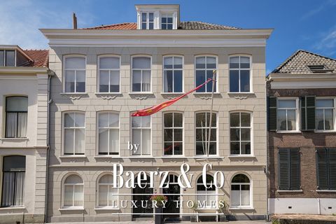 In een voorname straat binnen de vesting staat dit onder architectuur verbouwde 19e-eeuwse herenhuis met een diepe tuin, een tuinhuis en optimale privacy. Hier komen sfeer, historie en hedendaags wooncomfort op natuurlijke wijze samen. Lange gang met...