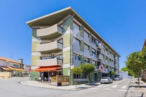 Se procura viver no coração de Ovar, com todas as comodidades à porta, esta é a oportunidade ideal para si! Este apartamento T2, situado no 2.º andar de um prédio tranquilo e bem conservado (sem elevador), oferece uma combinação perfeita de conforto,...