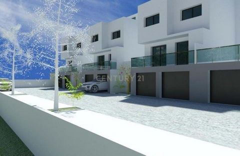 Moradia de tipologia T4, com início de construção previsto para Abril de 2024. A moradia será composta por 3 pisos, configurados da seguinte forma: Piso -1: Garagem (Cave) -Garagem para 4 viaturas; Piso 0: - Sala e cozinha em Open Space; - Quarto tér...