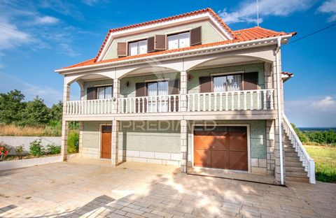 4 bedroom villa, located in the town of Albardo, just 15 minutes from the city of Guarda.  In excellent condition, this house stands out for its large areas, excellent sun exposure, unobstructed views and quiet surroundings with nature. Key features:...