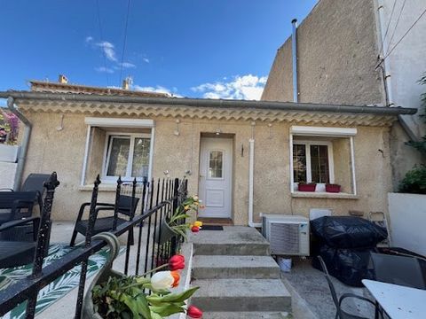 Deux belles terrasses ombragée vous attendent pour vos soirée entre amis sur le devant de la maison.Vous entrez par une magnifique piece de vie de plus de 45m2 avec cuisine equipée, poele a bois et climatisation haut de gamme,cellier, salle d'eau ave...