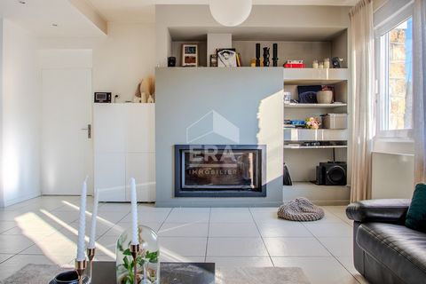 A Gournay-sur-Marne, proche bords de Marne au coeur d'une rue pavillonnaire dotée d'un calme absolu, nous vous proposons de découvrir une maison familiale exceptionnelle par ses volumes, sa clarté et qui marie parfaitement l'ancien et la modernité. V...