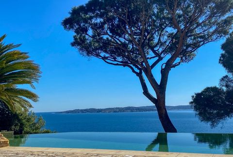 Deze prachtige villa, gelegen op de top van een heuvel, zal zeeliefhebbers verrassen. het biedt een 360° uitzicht op de golfbaan van Saint-Tropez, absolute rust en grote discretie omdat het niet over het hoofd wordt gezien. Gebouwd in de jaren 2000 e...