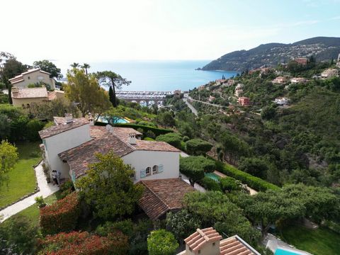 Welkom in uw droomhuis in het prestigieuze gebied van La Napoule, genesteld in de prachtige regio Alpes Maritimes. Deze prachtige villa biedt een ongeëvenaarde woonervaring met een prachtig uitzicht op de zee, bergen en glooiende heuvels. Deze woning...