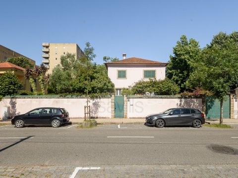5-bedroom villa with generous areas and a fantastic garden. Magnificent 4-front villa with large areas and excellent space organisation. Set in a lush and well-kept garden, this house offers the perfect balance between comfort, privacy and functional...