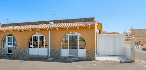 Deze charmante en verzorgde woning is gelegen in Los Alcázares, op korte wandelafstand van het strand, winkels, restaurants én de populaire zaterdagmarkt. Ideaal als vakantieverblijf, investering of vaste woonst onder de Spaanse zon. De woning beschi...