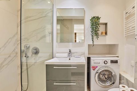 Ontdek een charmant appartement met één slaapkamer, gevestigd in een prachtig gebouw in hartje Parijs. Ideaal gelegen op een steenworp afstand van de Marais en de Place des Vosges, biedt deze oase van rust een rustige sfeer en uitgebreide voorziening...
