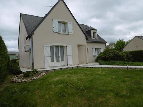 Cette grande maison avec un local commercial ou faire des chambres.