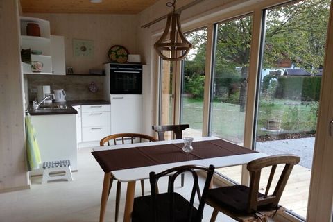 Das moderne, geschmackvoll und gemütlich eingerichtete Holzhaus bietet eine ideale Ferienmöglichkeit für Paare, Familien und Menschen mit Hund. Wir haben es liebevoll 