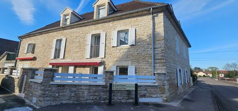 À vendre : Appartement avec 2 chambres, bureau et 2 terrasses privatives dans maison en pierre