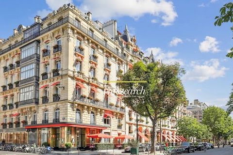 Sur la prestigieuse Avenue Montaigne, en face Plaza Athénée découvrez cet appartement de 66,68 m² Carrez, situé au 2ᵉ étage d’un immeuble de grand standing avec double ascenseur et service de conciergerie. L’appartement se compose:d' une entrée, une ...