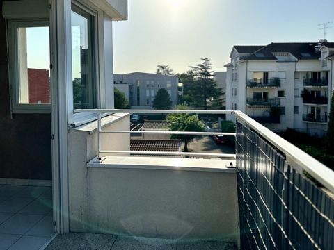 Au CENTRE de Meyzieu, proche de toutes les commodités. A 10 minutes à pied du tramway T3 - MEYZIEU GARE - et des BUS 85 ; 95 ; 67.