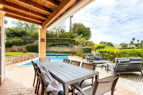 Diese luxuriöse 5-Zimmer-Villa im renommierten Gramacho Golf Resort eignet sich ideal als dauerhaftes Zuhause oder als exklusives Feriendomizil. Die Immobilie kombiniert stilvollen Komfort, Ruhe und eine hochwertige Ausstattung im klassischen portugi...