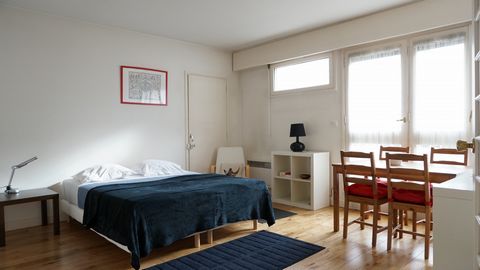 Studio with a surface area of ​​37m², located on the 2nd floor with elevator, of a luxury building in the 16th arrondissement. The apartment is fully equipped: internet connection, heating, cable TV, ceramic hob, fridge, microwave, oven, freezer, was...