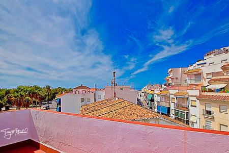 4 bedroom apartment with balconies and large roof terrace close to the beach at Salobreña. The upper of just two apartments this spacious property has 4 bedrooms (master with balcony), a large living/dining room with large balcony, fitted kitchen wit...