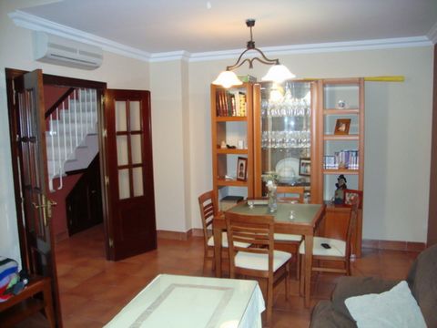 4 bedroom Family house in very good condition, very well located in San Fernando, with easy access to Cadiz, 5 minutes from San Fernando beach. Sold with garage, storage room. Garage. Storage room. Terrace. CE: G