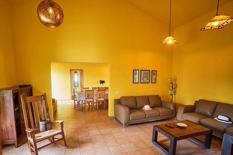 Esta espaciosa casa le invita a disfrutar de unas maravillosas vacaciones en Fuerteventura. La casa está construida en forma de U, con una terraza en medio; perfecta para desayunar o cenar con vistas al volcán. Es adecuado para varias familias o un g...