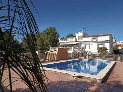 PALMERAS IMMO PRESENTS: Large detached house with pool in Les Tres Cales. The main house consists of: Fully equipped kitchen with access to the terrace Living room - dining room 4 bedrooms (1 suite with private bathroom) 1 Full bathroom In the self-c...