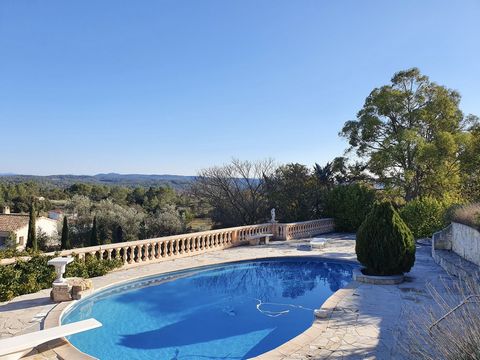 Villa (approx. 180m2) with beautiful views, located near the village of Cotignac. The landscaped garden of approximately 4500 m2 offers you complete privacy and beautiful views. The ground floor offers you an entrance hall, kitchen opening onto the o...