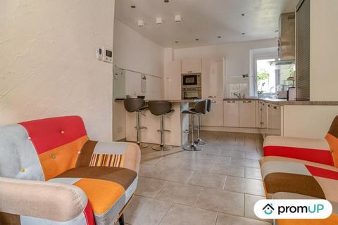 This lovely house is located in one of the typical small streets of Salernes, in the Var department. Terraced house on 2 sides, in excellent condition, it extends over 4 levels and offers 2 bedrooms, as well as an extra bedroom. On the ground floor, ...