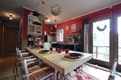 This quiet chalet with 2 bedrooms in Houffalize is ideal for a family on vacation. For reasons of tranquility, this home is not rented to youngsters. With the capacity to host 7 guests, this holiday chalet also has a private terrace equipped with gar...