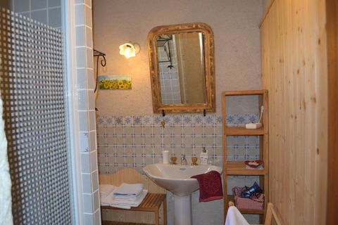 Perfect for a couple on a romantic expedition, this is a 1-bedroom holiday home in Brion. The holiday home is immersed in tranquility and has a shared heatable swimming pool to refresh on hot days. The regional nature park Loire-Anjou-Touraine is nea...