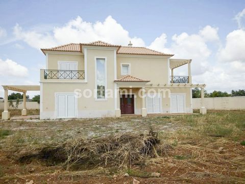 Nuova casa a São Brás de Alportel. Questa casa indipendente, situata in una zona tranquilla, dispone di tre suite, tre bagni e un servizio, una grande cucina, soggiorno con camino, ed è costruita su un terreno di 9000 m2 che ha un ottimo spazio per r...