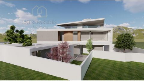 Land of 600m2 with Approved Project for a House of typology T4. The fantastic villa has a modern architecture, consisting of r / ch, 1st floor and indented. It is located on the 2nd line of sea, and the 1st floor and the indented have sea views. 70m ...