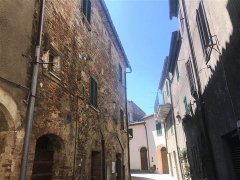 SAN CASCIANO DEI BAGNI (SI), loc. Celle sul Rigo: in the historic centre, typical sky-terrace of 150 sqm on three levels composed of: * Ground floor: large fund divided into two rooms with cellar and cave carved in stone; * First floor: kitchen, two ...