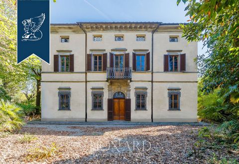 This historical property for sale was built in the 18th century and is situated at a short distance from Empoli, among Tuscany's lovely rolling hills. The three-leveled main villa sprawls over roughly 600 m². The access is embellished by a fligh...