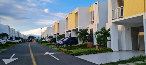 Zu verkaufen: Schönes und geräumiges renoviertes Haus Typ: 2-stöckiges Haus in geschlossener Wohnanlage Stadtviertel: Hacienda El Castillo Ort: Jamundi Badezimmer: 3 Zimmer: 3 Parkplatz: 1 Stratum: 5 Bebaute Fläche: 113 m2 Grundstücksfläche: 153,53 m...