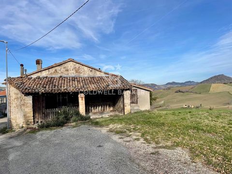 Country house for sale in San Leo Frazione SantAntimo. In a hilly area, near the historic village of San Leo, we offer for sale a small farmhouse in pietravista that preserves intact the charm of time. The property of about 170 square meters (includi...