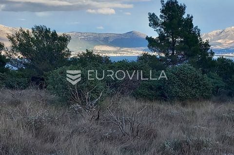Čiovo, Slatine, agricultural land of 9891 m2. The plot has a regular shape, with a slight slope. It is located next to an asphalted road and has a view of the sea. I am available for all other... The buyer pays the agency commission. For this propert...