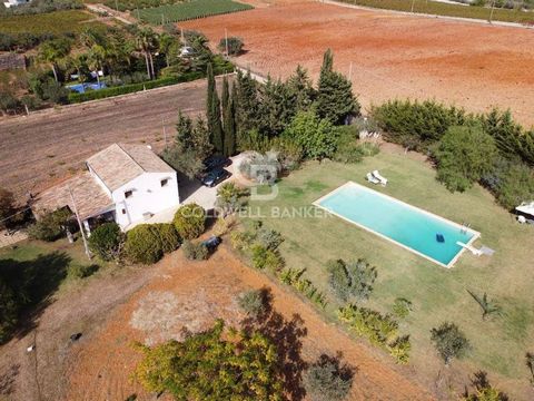 Palermo, Partinico: We offer the sale of a charming country residence with swimming pool immersed in a green oasis a few km from the city. The property benefits from a large park of 7000 m2, of which 1500 m2 for lawns, well cared for and of great cha...
