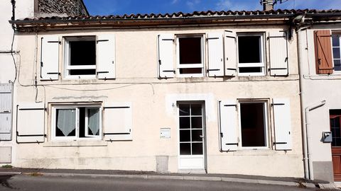In Exclusivity, a pretty stone house located close to the city center of Cognac in a quiet cul-de-sac. It is composed on the ground floor of a kitchen open to a dining room and its large living room, living area of 40m ² very pleasant. The floor with...