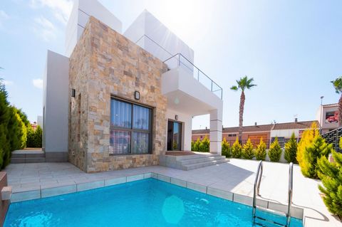Vendemos esta magnifica villa a estrenar, está situada en Los Alcázares con excelente ubicación a pocos metros de todos los servicios, Esta maravillosa villa está construida de acuerdo a los estándares de calidad y acabados de lujo. Se compone de 3 d...