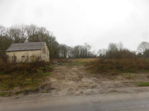 10 MINUTES from BEAUVAIS, magnificent flat and serviced building land of 6200 m2 with a small house to rehabilitate or demolish, allowing the construction of a subdivision of several houses on a total buildable surface area of 2100 m2, including 910 ...