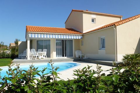 The villa Sophora 6 persons with pool offers an area of 95m2, and has one floor. You will find 3 bedrooms for 6 people (the sleeping arrangement varies from one villa to another, it is possible that there is a bunk bed in one of the bedrooms), 1 bath...