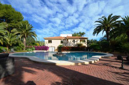 This very large and impressive rustic villa, situated in the southwest has sun all day long. The villa is located on the outskirts of Alfaz del Pi. This villa is located within walking distance to the famous village of Albir, right next to Altea. The...