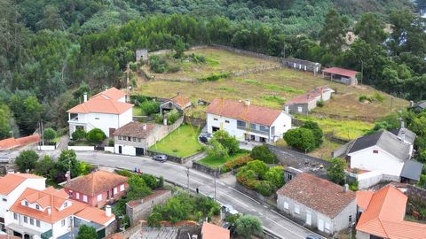 Farm in Monção, with land for exploration of Alvarinho grape variety wine.  The property consists of a villa and an annex, set in a plot of 7,475sqm. DESCRIPTION OF THE FARM HOUSE Garden with fruit trees Terrace Living and dining room with access to ...