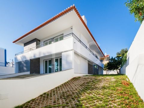 Detached 5 bedroom villa, to debut, located in S. João do Estoril, with a gross construction area of 450m², consisting of 2 floors. On the ground floor: entrance hall, large living room with 70m2 with exit to the garden, kitchen with 35.4m2, with acc...