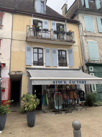 This beautiful town house offers a living area of ??110m2 with a shop of 40m2, in the heart of Salies-de-Béarn. It also has a small inner courtyard of 12m2. Nicely renovated, the property comprises on the ground floor, a semi-open kitchen which overl...