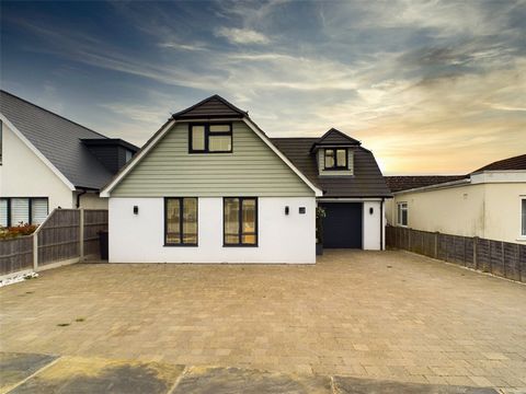 A stunning example of an incredible 4/5 bedroom contemporary home, situated in a sought-after location in Mudeford. Benefits include underfloor heating, air conditioning and a large South-facing garden. A sought-after location, Merlin Way is a quiet ...