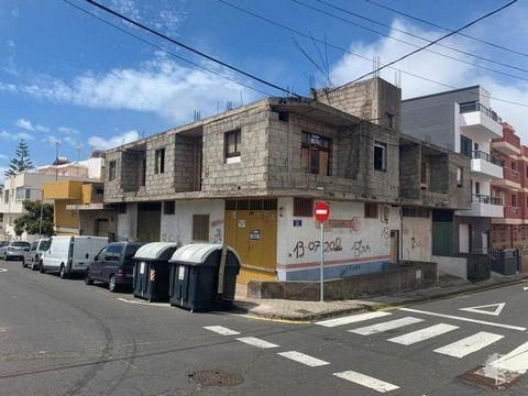 Building with paralyzed work, located in the neighborhood of Finca España, close to the Social Center and the Islas Canarias Sports Complex. It is located in the town of San Cristóbal de la Laguna, province of Santa Cruz de Tenerife. We have 3 premis...
