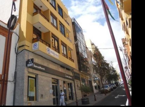 Commercial premises of 382m2 with great possibilities and uses, located in the heart of La Orotava with direct access from Calvario street and private access through a private door located in the building's portal. Inside it is distributed in several...